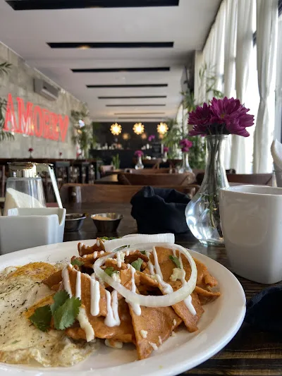 Cocina Amore - chilaquiles y neon