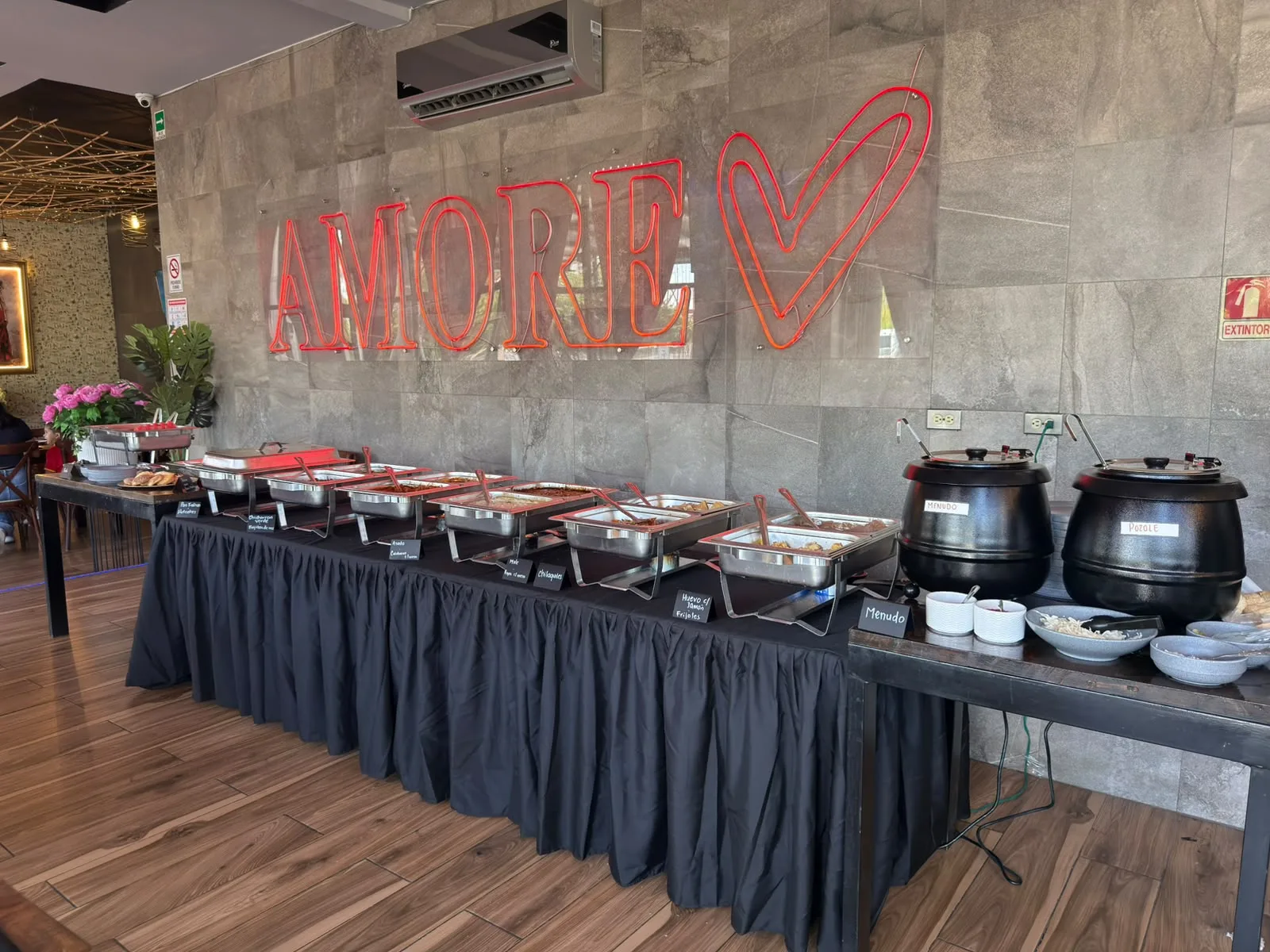 Barra del desayuno buffet de Cocina Amore en Ciudad Juárez